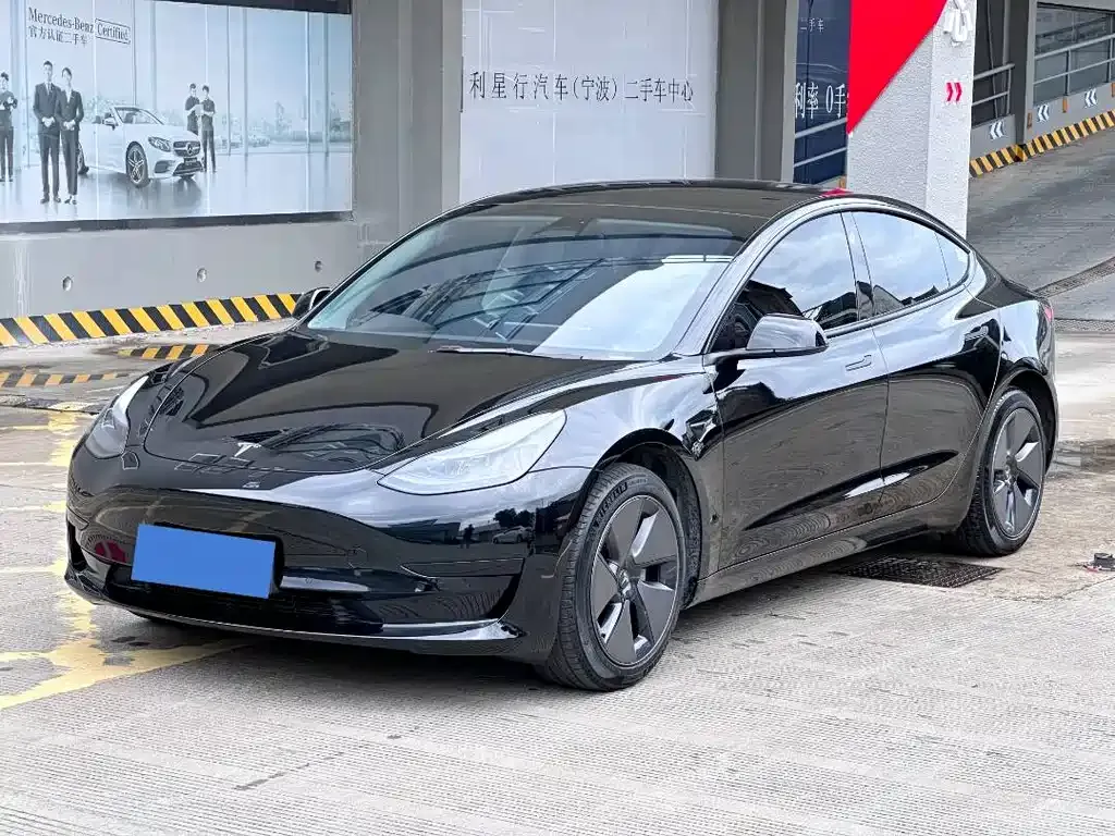 Tesla Model 3 — фото 1