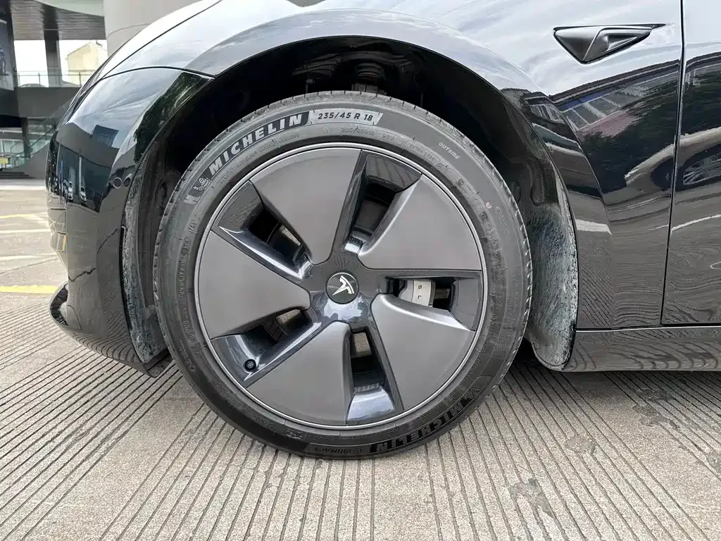 Tesla Model 3 — фото 9