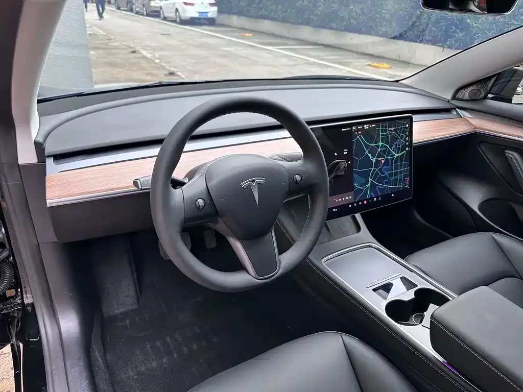 Tesla Model 3 — фото 4
