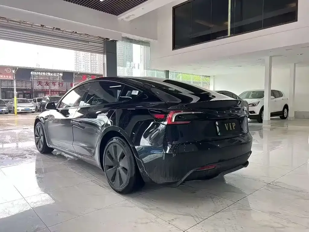 Tesla Model 3 — фото 9
