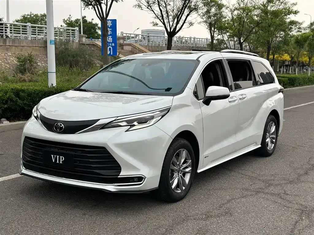 Toyota Sienna — фото 1