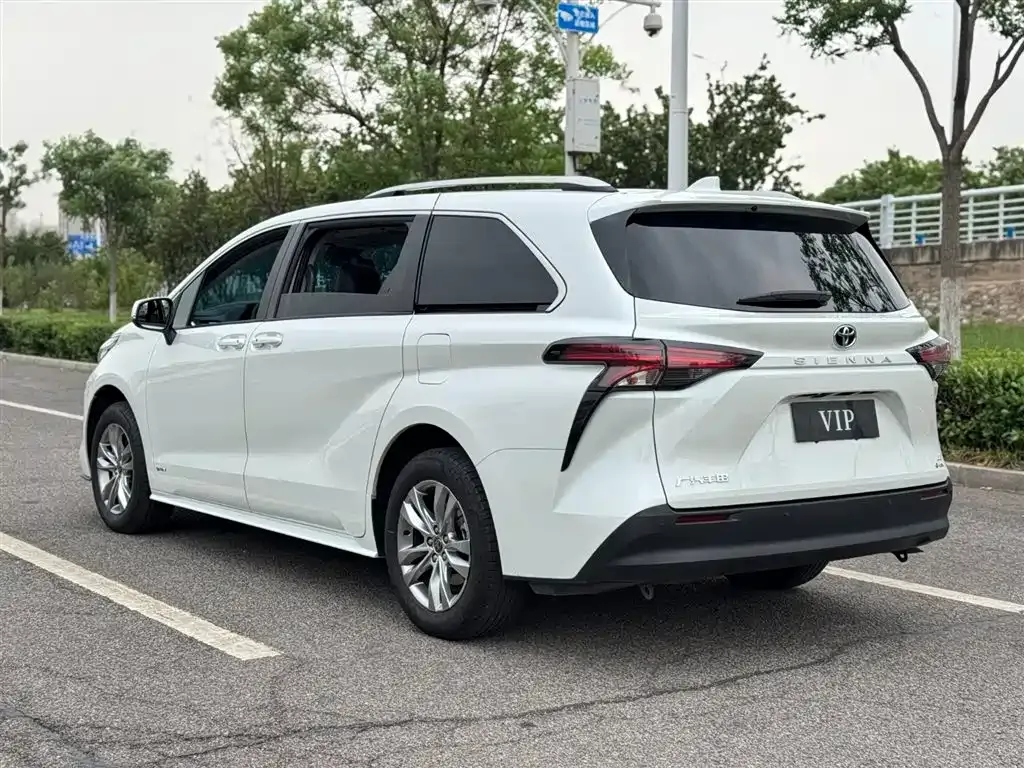 Toyota Sienna — фото 4