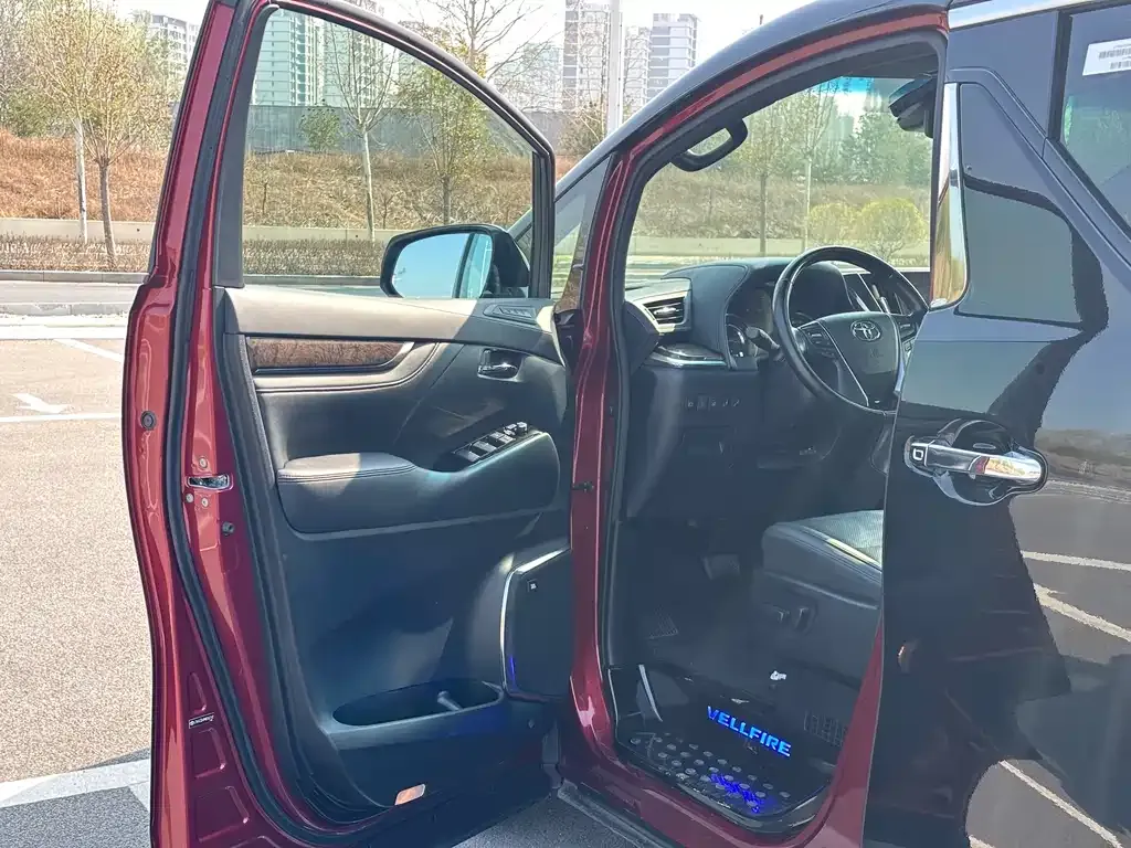 Toyota Vellfire — фото 10