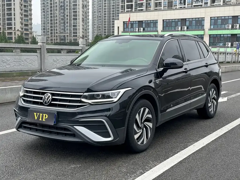 Volkswagen Tiguan L — фото 1