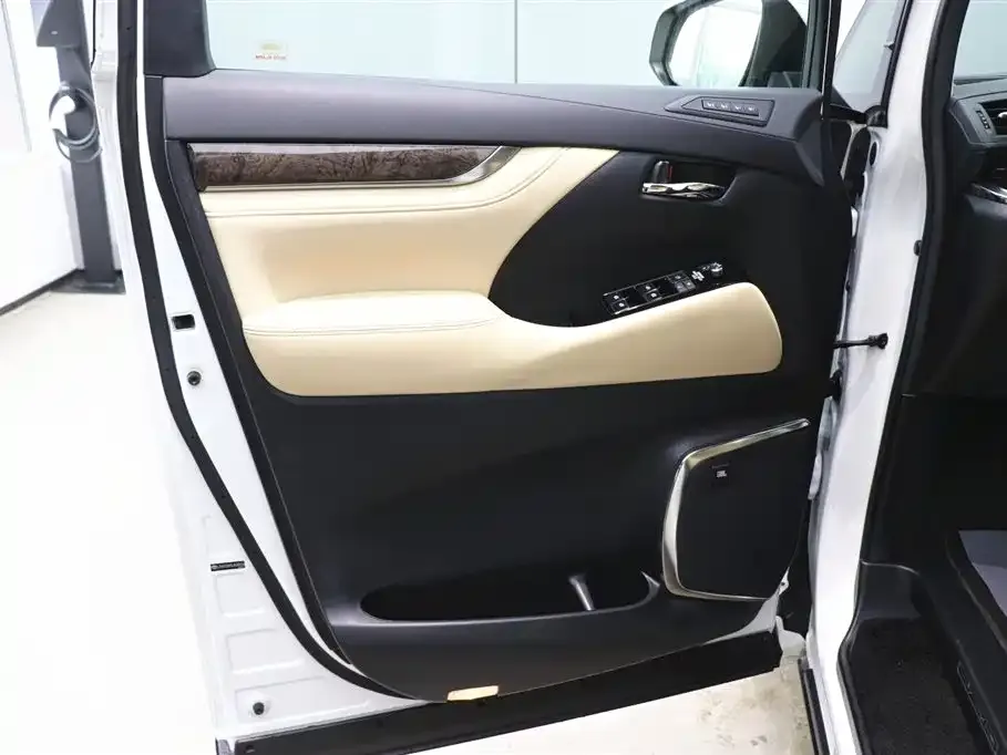 Toyota Vellfire — фото 3