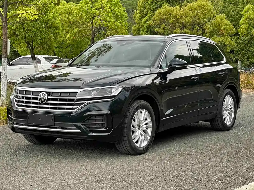 Volkswagen Touareg — фото 1