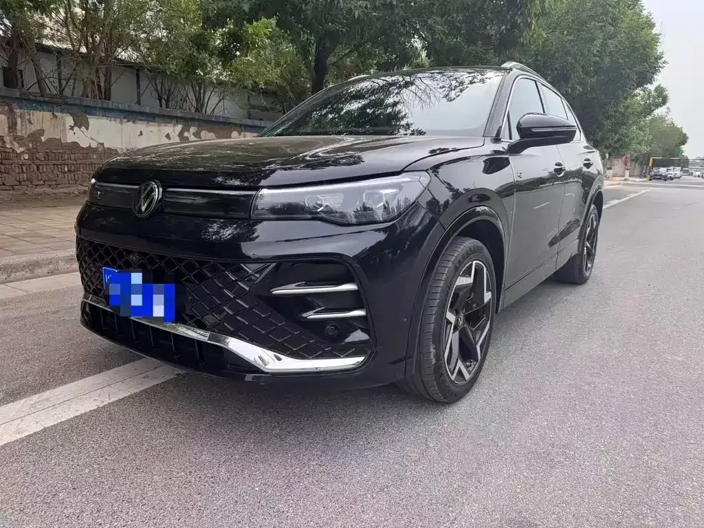 Volkswagen Tiguan L — фото 1