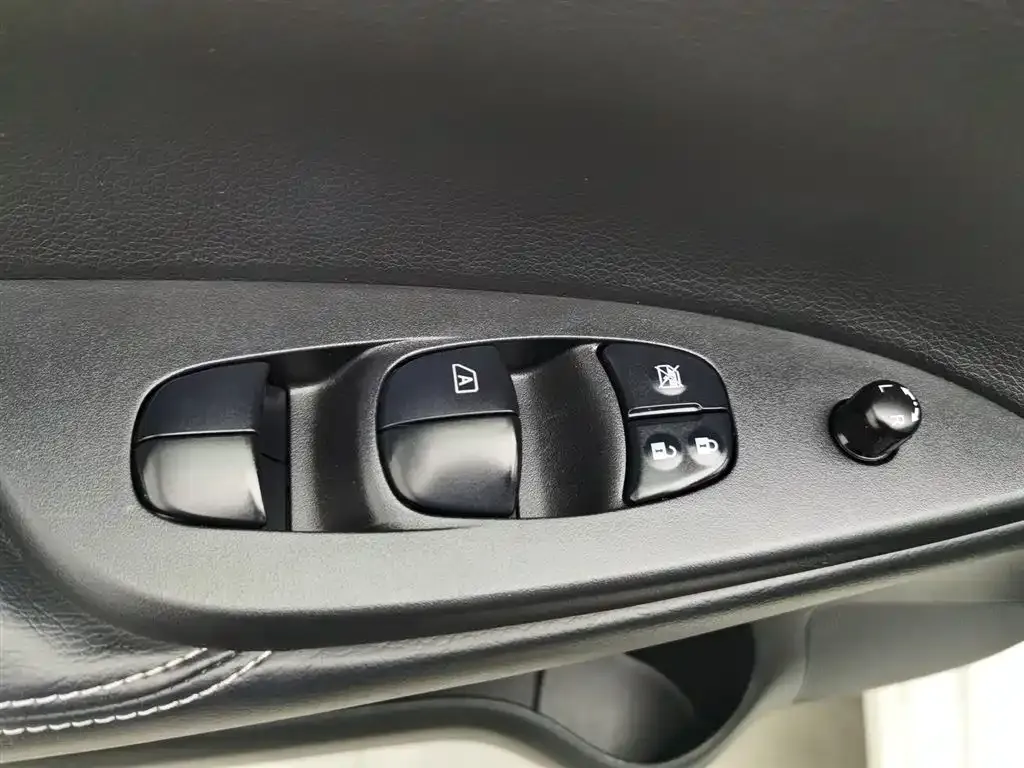 Nissan Tiida — фото 8
