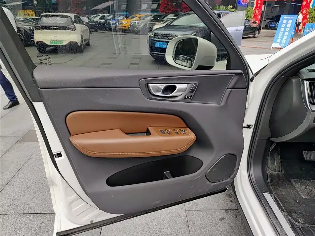 Volvo XC60 — фото 2