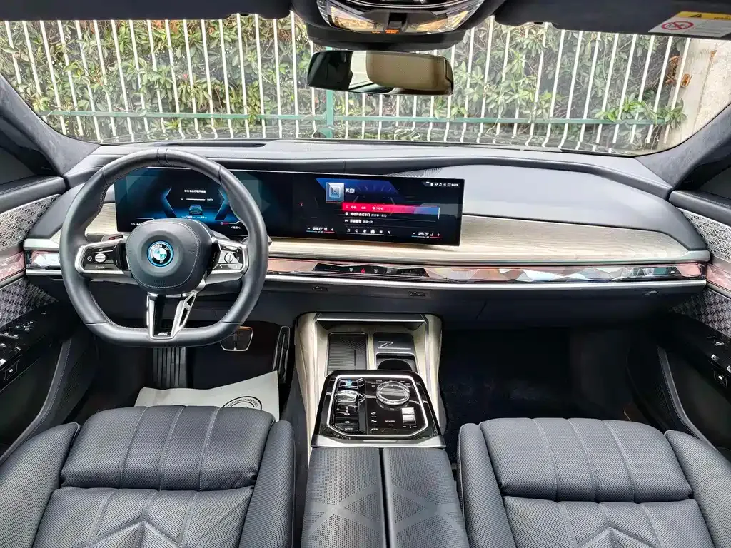BMW i7 M70L — фото 8