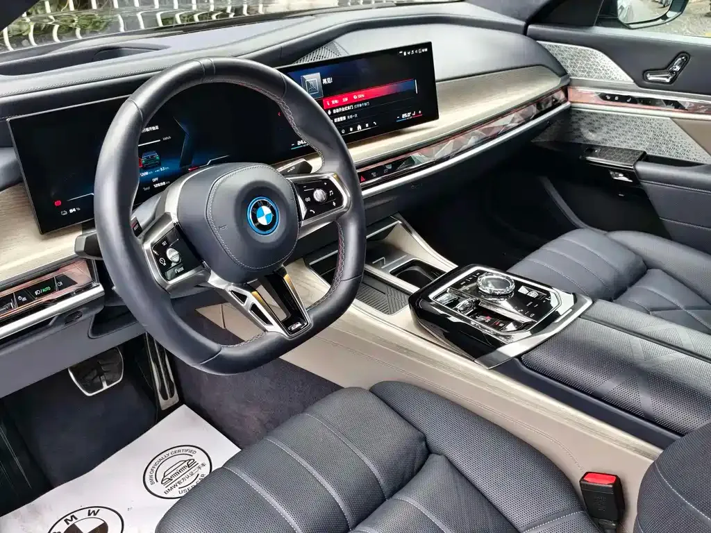 BMW i7 M70L — фото 3