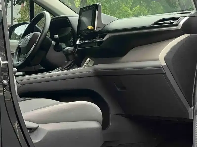 Toyota Granvia — фото 2
