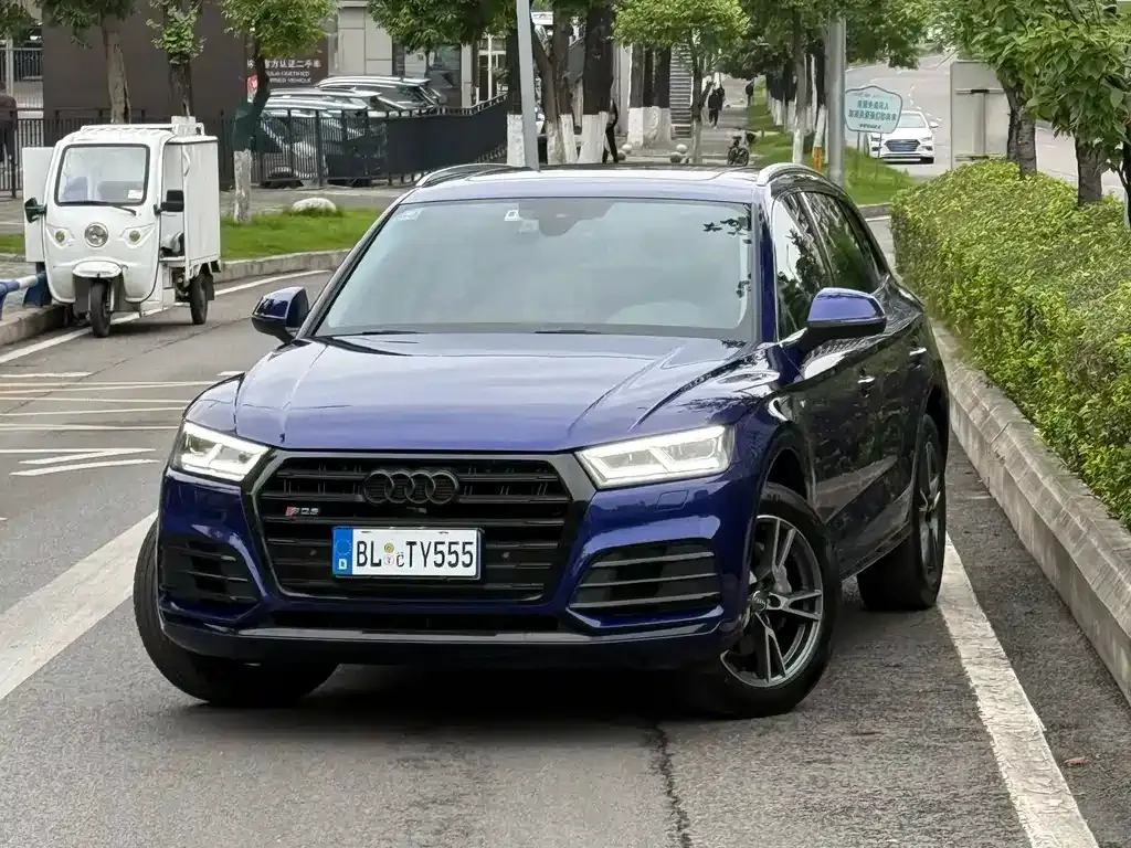 Audi Q5L — фото 1