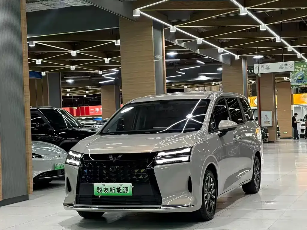 Wuling Starlight 730 New Energy — фото 1