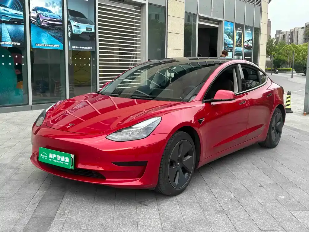 Tesla Model 3 — фото 1