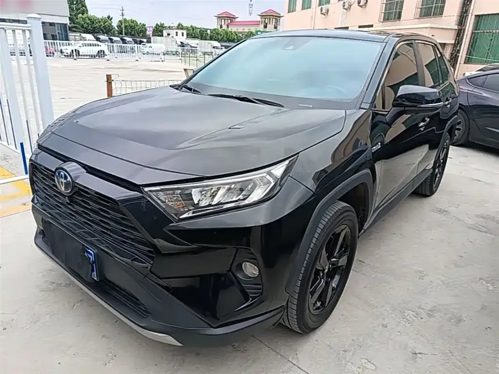 Toyota RAV4 — фото 1