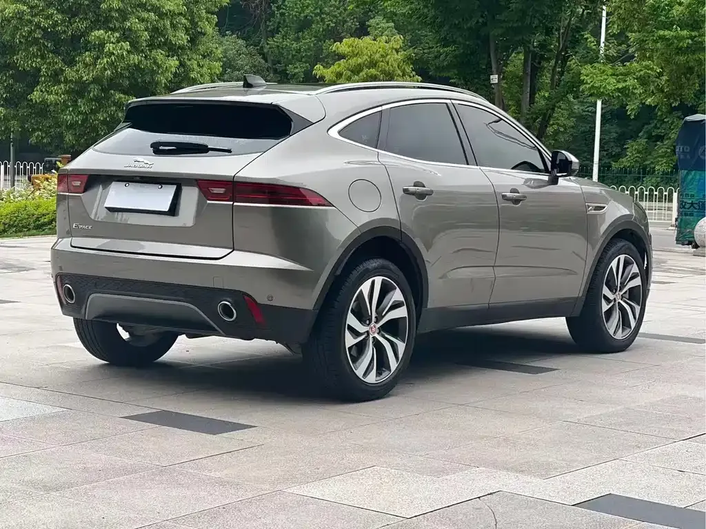 Jaguar E-PACE — фото 9