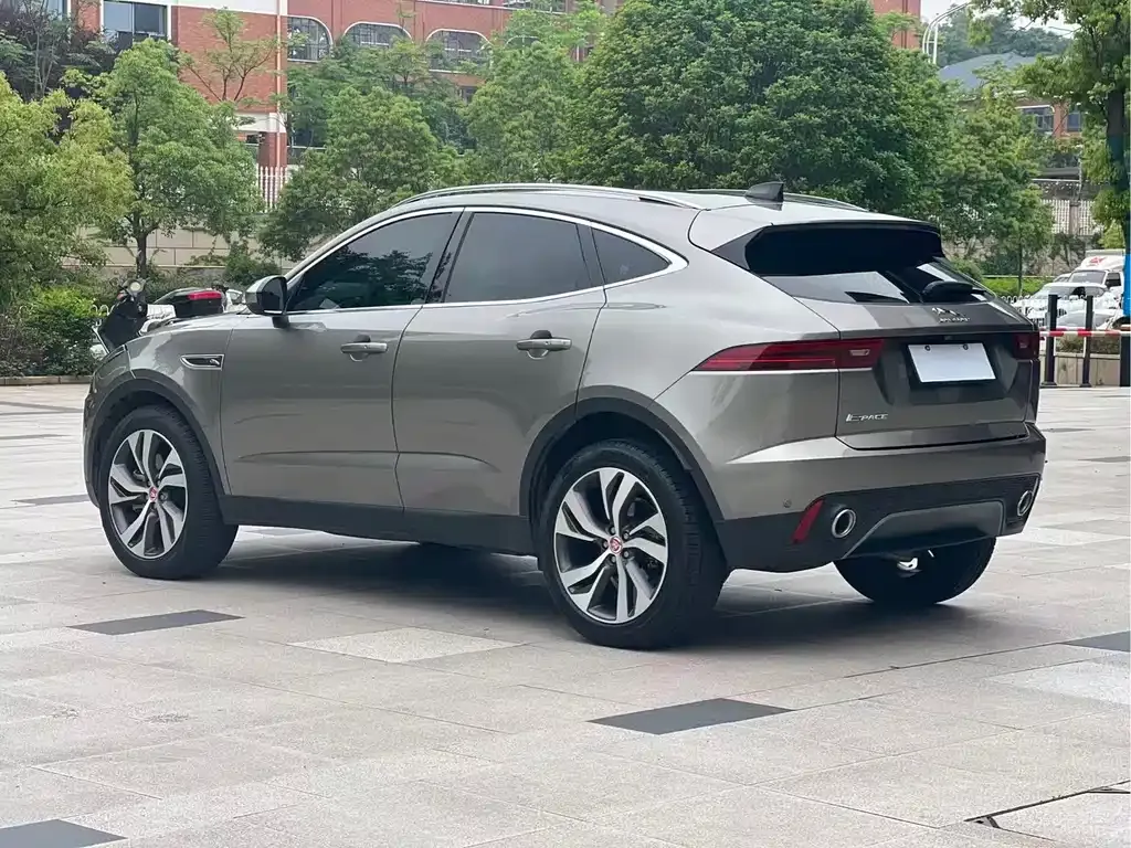Jaguar E-PACE — фото 6