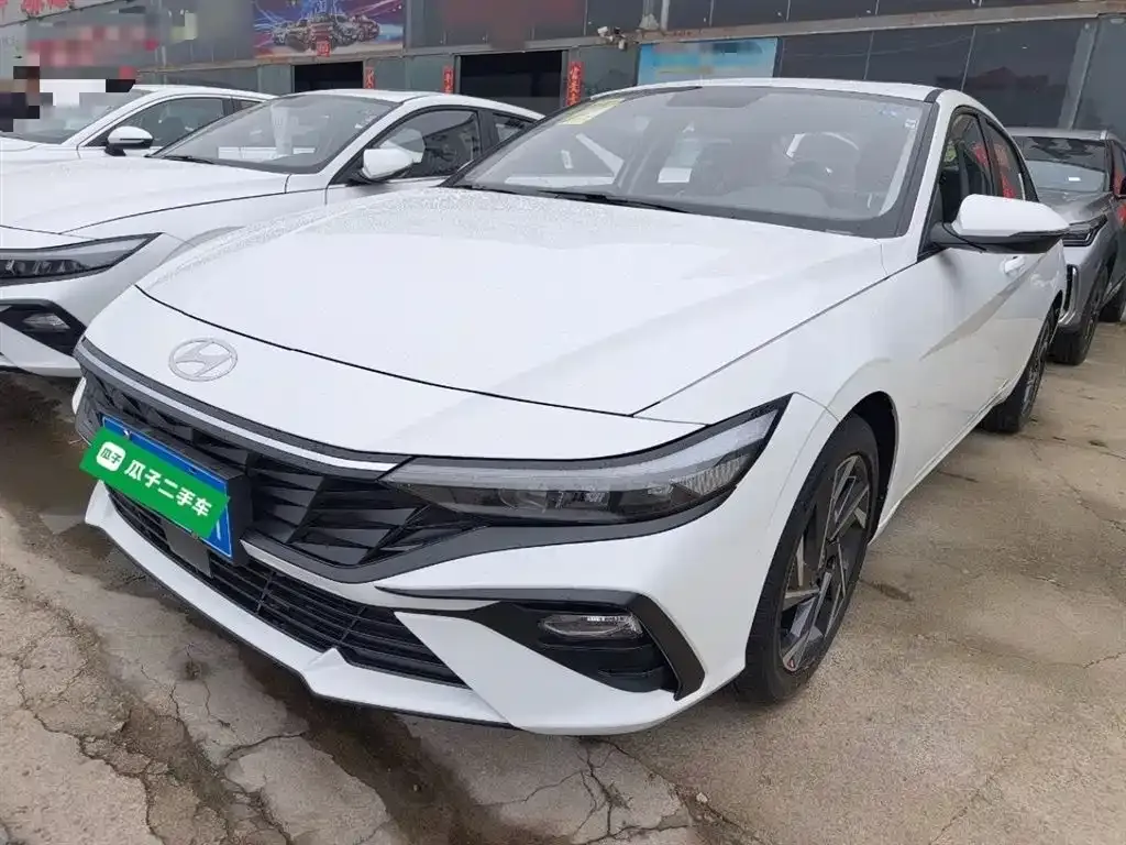 Hyundai Elantra — фото 1