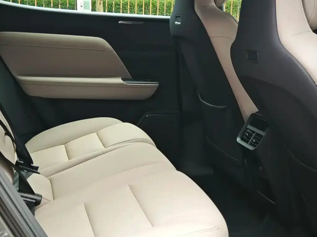 Volvo XC70 Plug-in Hybrid — фото 9