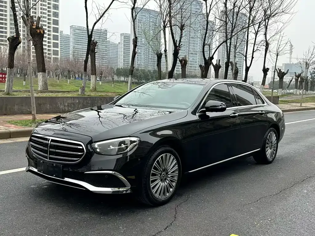 Mercedes-Benz E-Class — фото 1