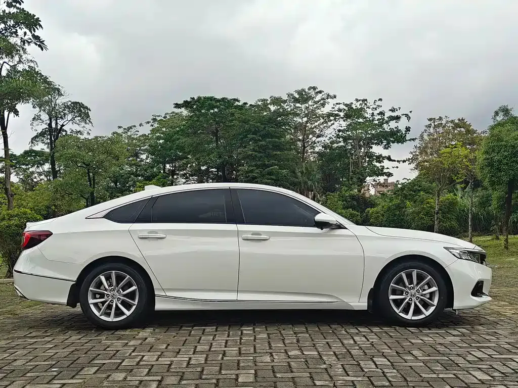 Honda Accord — фото 8