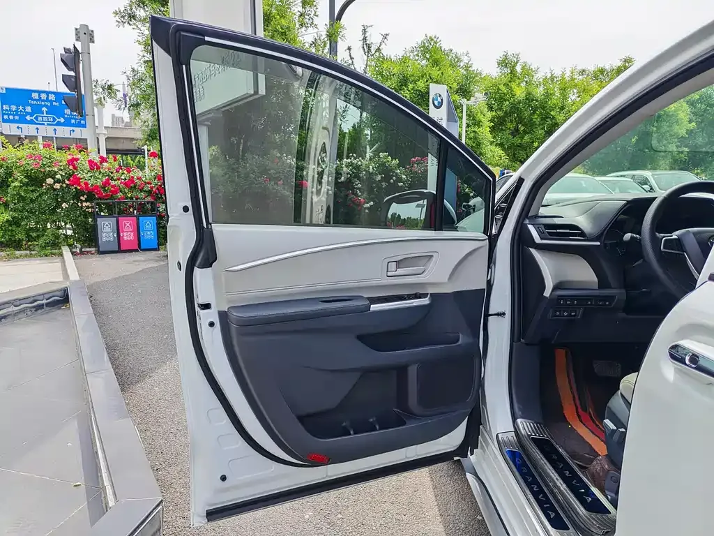 Toyota Granvia — фото 10