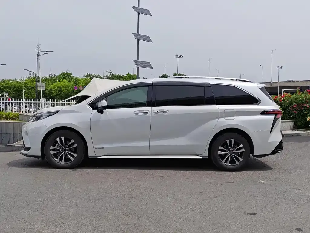 Toyota Granvia — фото 2