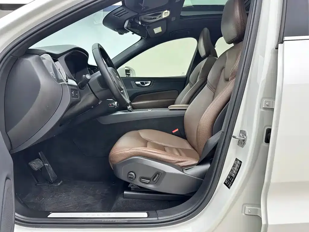 Volvo XC60 — фото 4