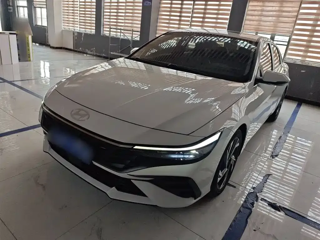Hyundai Elantra — фото 1