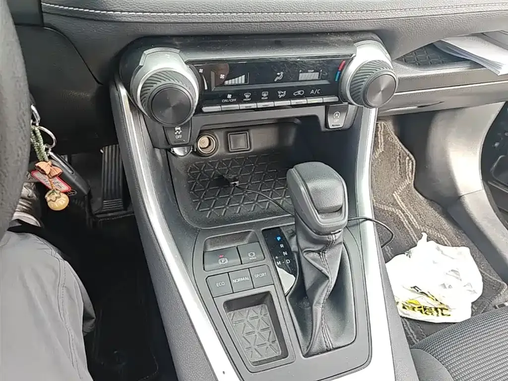 Toyota RAV4 — фото 10