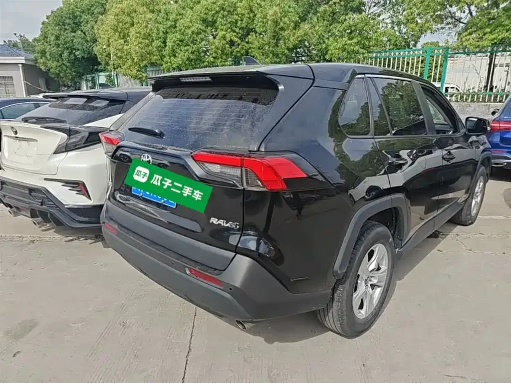 Toyota RAV4 — фото 7