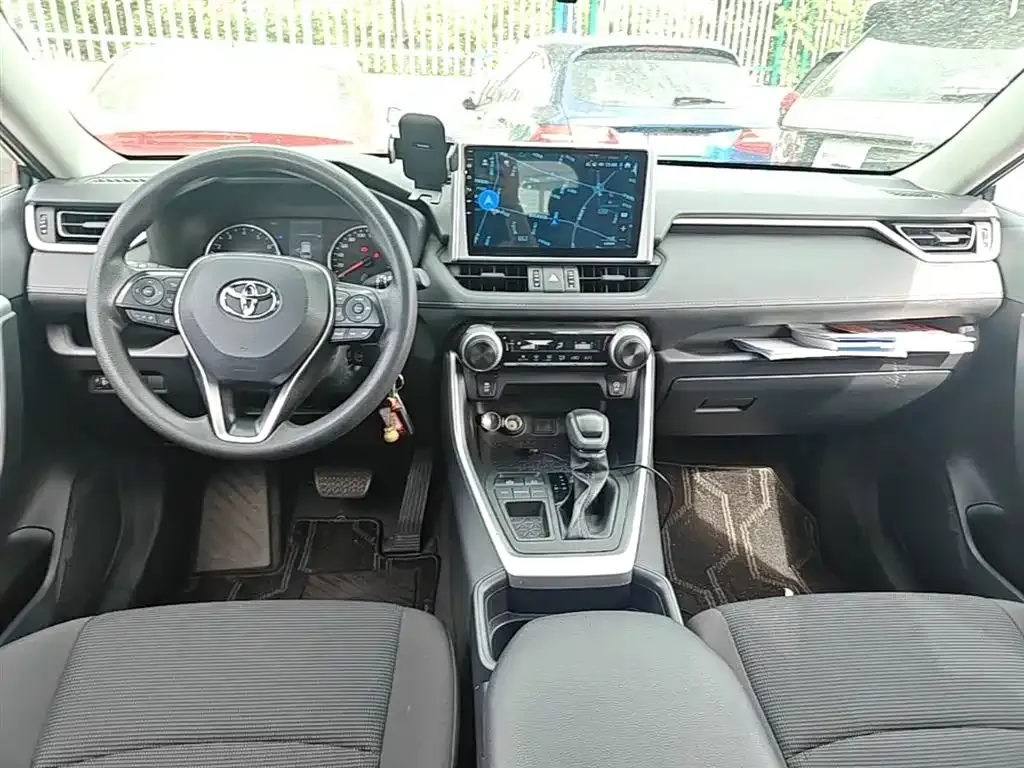 Toyota RAV4 — фото 4