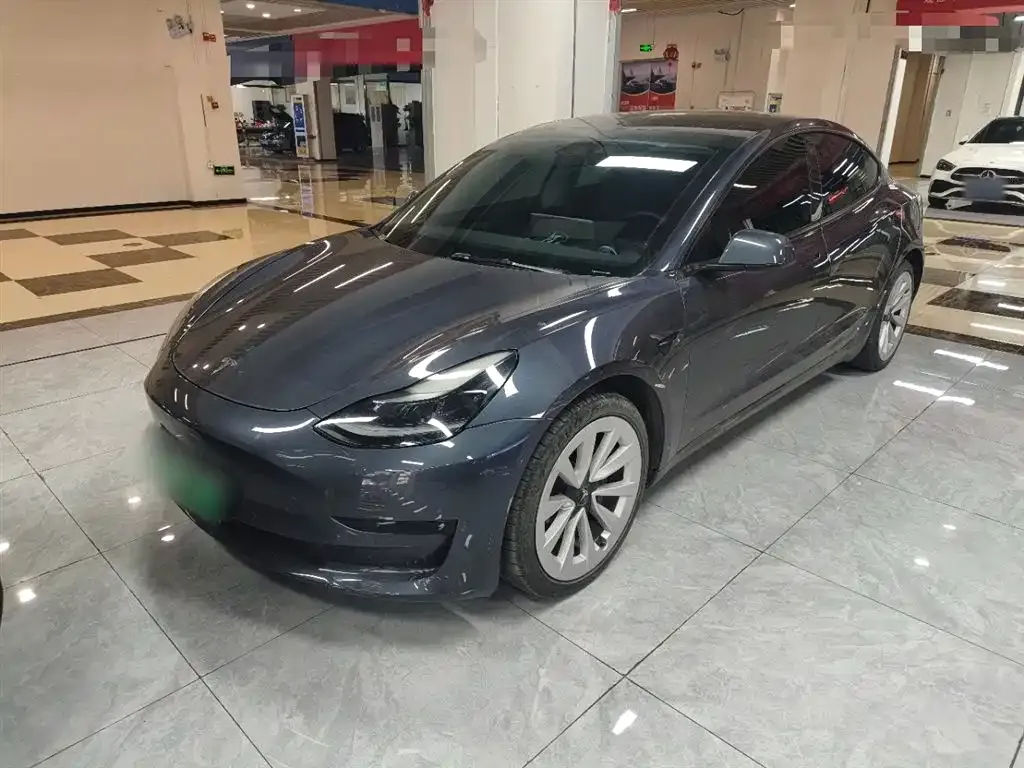 Tesla Model 3 — фото 1