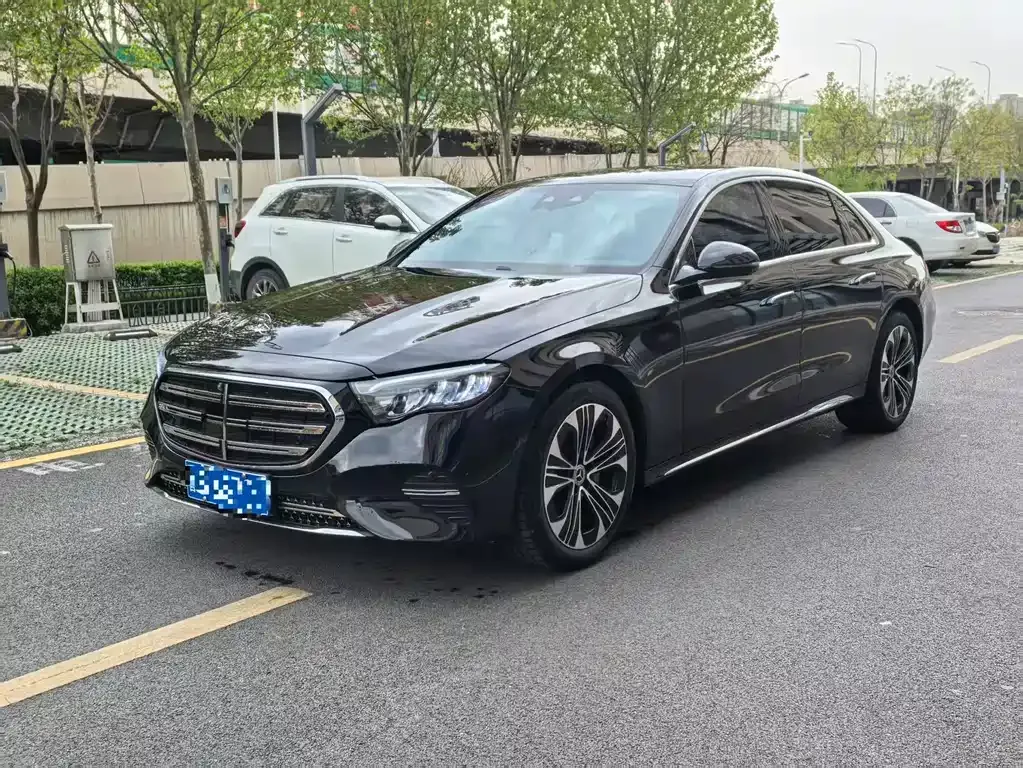 Mercedes-Benz E-Class — фото 1