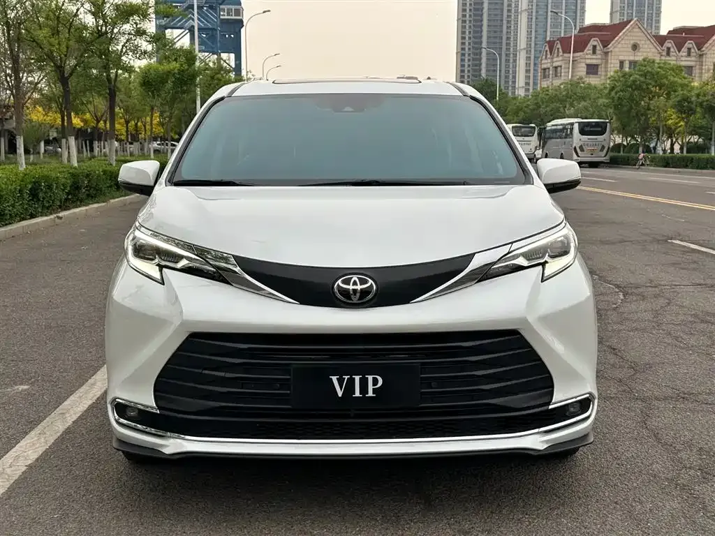 Toyota Sienna — фото 3
