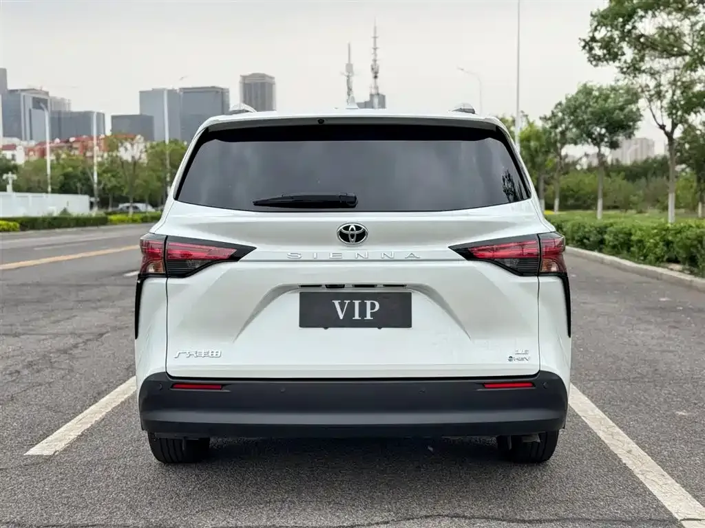 Toyota Sienna — фото 7