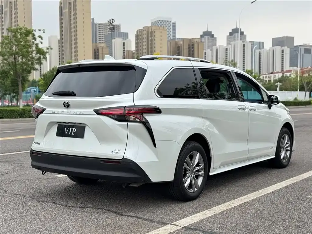 Toyota Sienna — фото 4