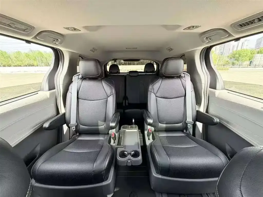Toyota Sienna — фото 2