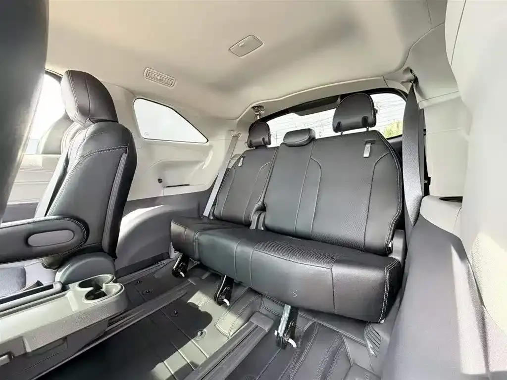 Toyota Sienna — фото 8