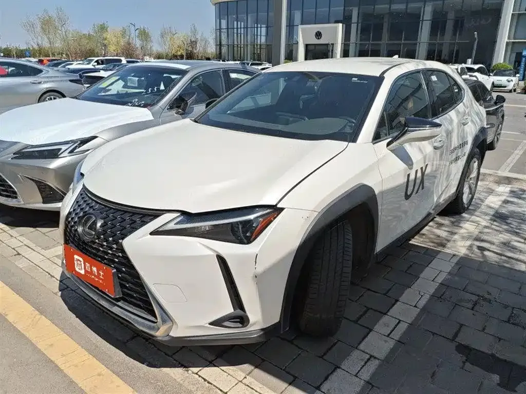 Lexus UX — фото 1