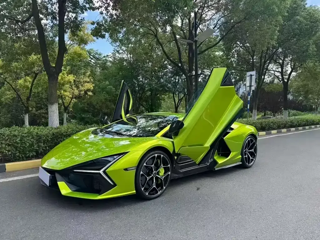Lamborghini Revuelto — фото 1