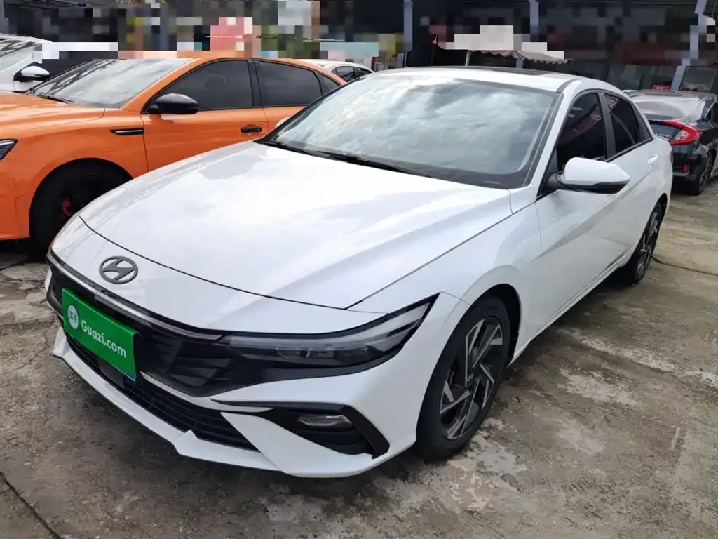 Hyundai Elantra — фото 1
