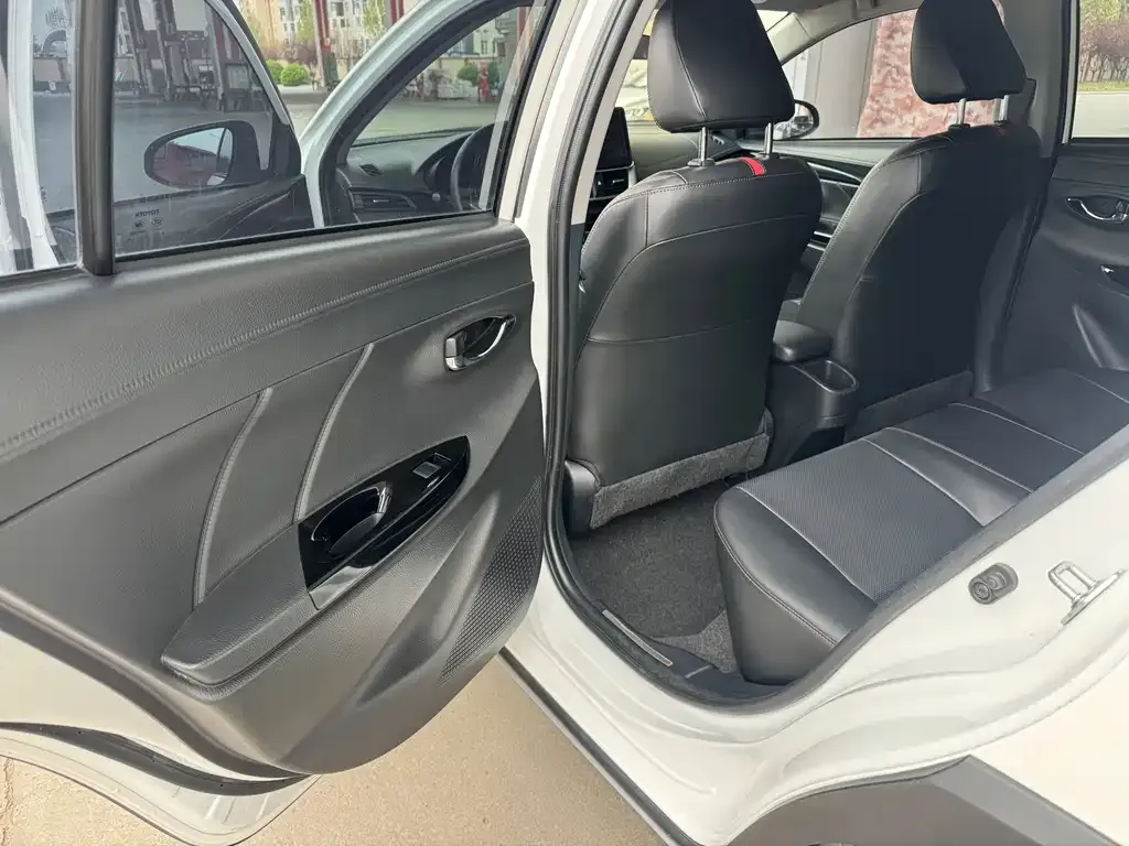 Toyota Yaris L — фото 4