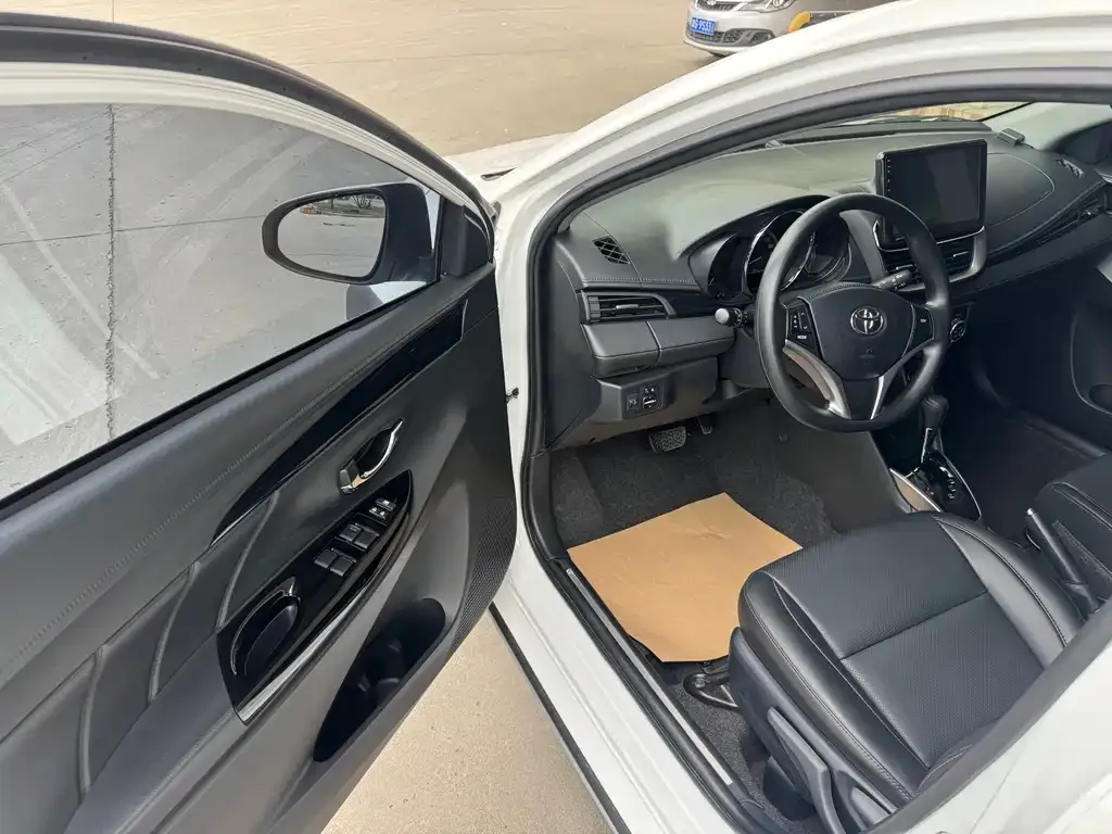 Toyota Yaris L — фото 3