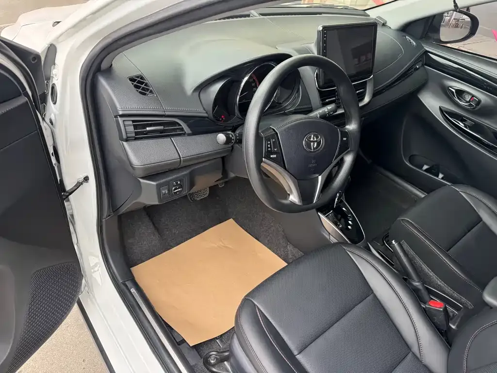 Toyota Yaris L — фото 5