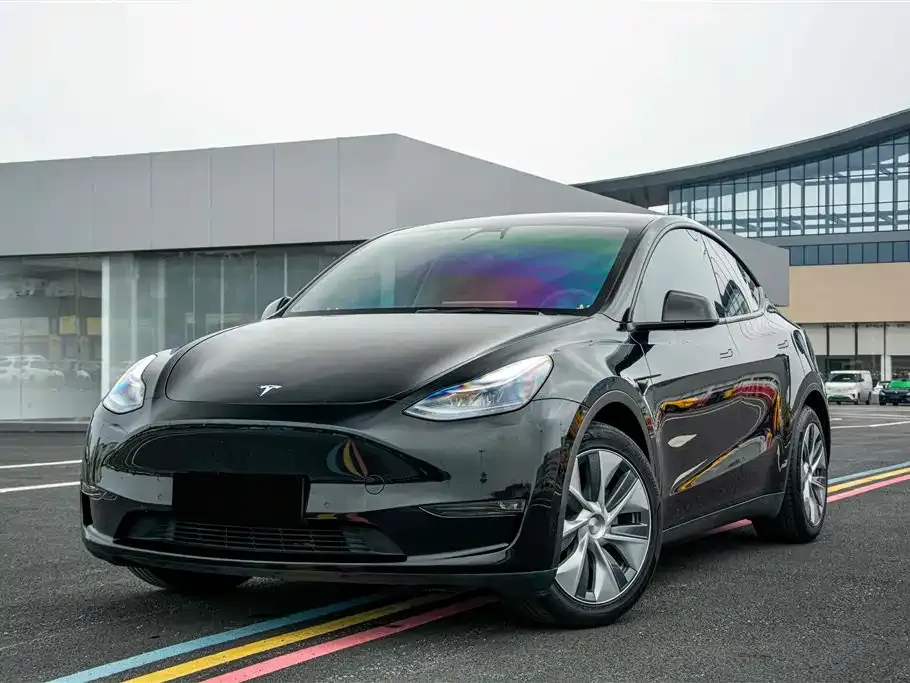 Tesla Model Y — фото 1