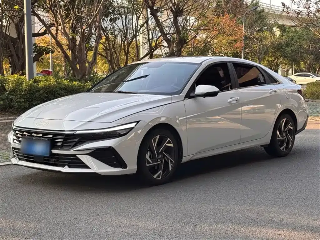 Hyundai Elantra — фото 1