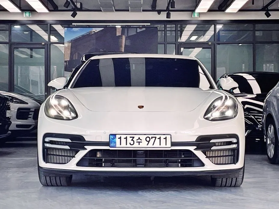Porsche Panamera — фото 1