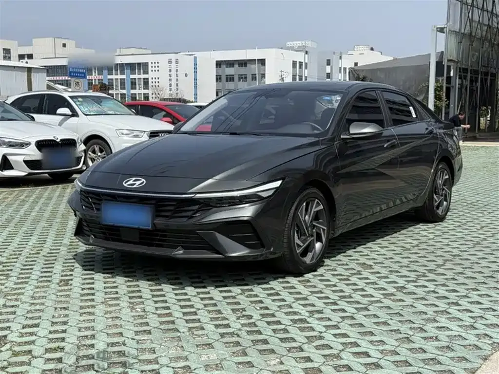 Hyundai Elantra — фото 1